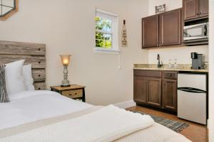 フレデリックスバーグにあるMain Street Retreat #17 - On Main, King Bed, Shared Hot Tub and Poolのベッドルーム(白いベッド1台付)、キッチン
