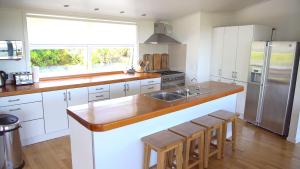 Kuchyň nebo kuchyňský kout v ubytování The Waiheke Lodge