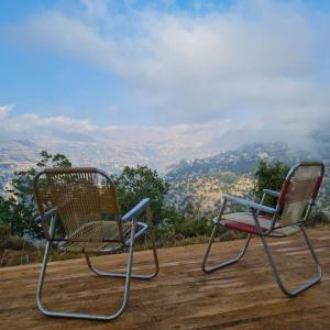 2 sedie sedute su una terrazza in legno con vista di Teffeha tent for 2 