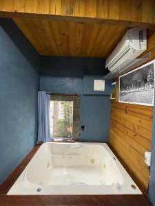 una grande vasca da bagno in una stanza con finestra di Suíte com Hidro no centro a Balneário Camboriú