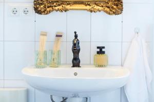 a bathroom sink with a gold mirror above it at Little Wizard Apartment Hamburg - bis 4 Personen - 44 qm - kostenloser Parkplatz in Hamburg