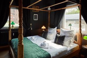 a bedroom with a canopy bed with towels on it at Little Wizard Apartment Hamburg - bis 4 Personen - 44 qm - kostenloser Parkplatz in Hamburg