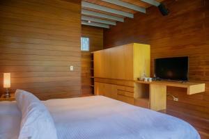 Elegant 5BR with Garden view Home in Cieneguilla客房内的一张或多张床位