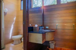 Elegant 5BR with Garden view Home in Cieneguilla的一间浴室