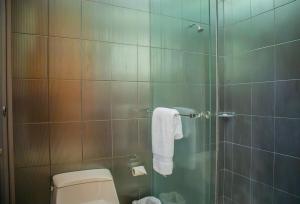Elegant 5BR with Garden view Home in Cieneguilla的一间浴室