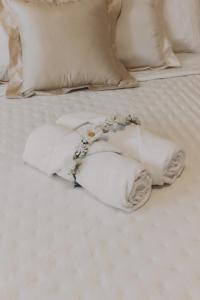 a pile of towels laying on a bed at Apartamento amplo in Pelotas