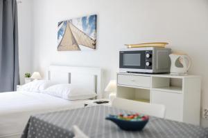 a bedroom with a bed and a tv on a dresser at DIVA STUDIO PUNTA SKALA in Petrcane