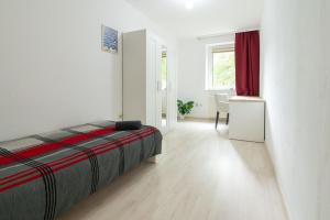 Giường trong phòng chung tại Helle, zentrale 4-Zimmer-Wohnung