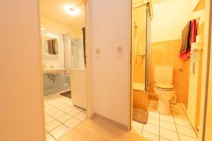 Phòng tắm tại Helle, zentrale 4-Zimmer-Wohnung +6 ảnh