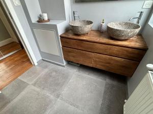 two sinks on a wooden counter in a bathroom at Grand appartement climatisé en plein centre de Bordeaux Place Fernand Lafargue in Bordeaux