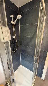 Ένα μπάνιο στο 1 Bedroom Cabin with Mountain & Loch Views - Quiet Location between Glencoe & Ben Nevis
