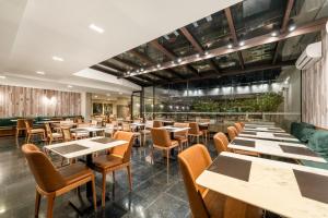 une salle à manger avec tables et chaises dans l'établissement Hotel Trianon Paulista, à São Paulo
