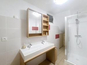Bilik mandi di Stone and elegant house on central place +22 gambar