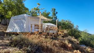 una yurta sul fianco di una collina di Sendyeneh tent for 4 