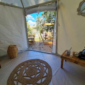 una stanza con una tenda con una porta aperta di Sendyeneh tent for 4 