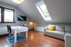 TV a/nebo společenská místnost v ubytování A comfortable apartment midway Kraków-Oświęcim