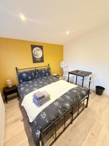 Postel nebo postele na pokoji v ubytování 15 min to Central London Guest Suites 22