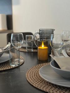 une table avec une bougie, des assiettes et des verres dans l'établissement Topspot Wallis 30 min nach Zermatt oder SaasFee, à Stalden