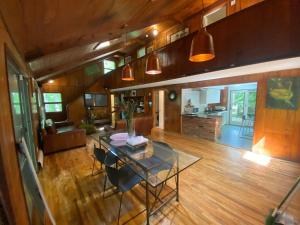 Gambar di galeri bagi Big Fresh Pond house di Southampton