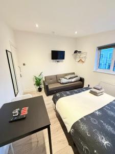 TV a/nebo společenská místnost v ubytování 15 min to Central London Guest Suites 22