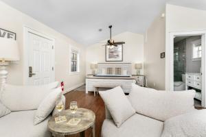 un salon avec un canapé et une table dans l'établissement Main Street Retreat #14 - King Bed, On Main St, Shared Hot Tub & Pool, à Fredericksburg