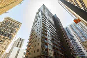 un grand bâtiment au milieu de certains bâtiments dans l'établissement GG LuxLiving at Panorama Beach, à Batoumi