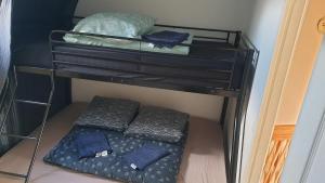 a couple of bunk beds in a room at l'antre de Merlin in Tréhorenteuc