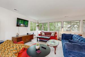 un salon avec deux canapés et une table dans l'établissement Captain's Quarters Hideaway, à Manzanita