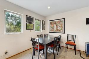 une salle à manger avec une table et des chaises dans l'établissement Captain's Quarters Hideaway, à Manzanita