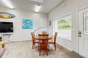 a dining room with a table and chairs and a window at Gracie's Sea View in Depoe Bay +24 photos