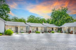 una fila de edificios con un estacionamiento en Main Street Retreat #16 - King Bed, On Main St, Shared Hot Tub & Pool, en Fredericksburg