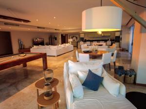 Nuevo NayaritにあるLuxury Penthouse in Nuevo Vallartaのリビングルーム(白いソファ、ビリヤード台付) +109枚の写真