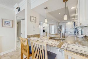 una cocina con fregadero y encimera en Sea Colony -- 1002S Edgewater House Rd, en Bethany Beach 37 fotos más