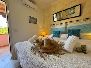 a bedroom with a bed with a basket on it at Porto Rotondo-Centro, 12 minuti a piedi dalla Spiaggia Ira in Porto Rotondo