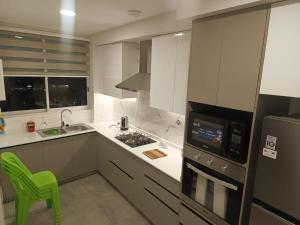 Η κουζίνα ή μικρή κουζίνα στο Departamento zona lincoln