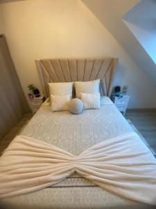 Ένα ή περισσότερα κρεβάτια σε δωμάτιο στο Appartement proche de l'entrée des 24h