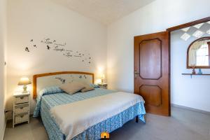 - une chambre avec un lit avec des oiseaux sur le mur dans l'établissement Holiday House la terrazza, à Costa Rei