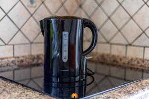 une cafetière noire assise sur un comptoir dans l'établissement Holiday House la terrazza, à Costa Rei