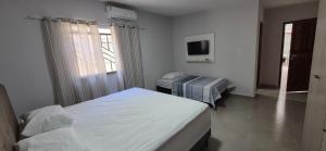 Giường trong phòng chung tại Casa confortável no Caranã