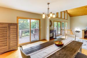 Χώρος καθιστικού στο Mtn Views and Hot Tub 6-Acre Blue Ridge Retreat!