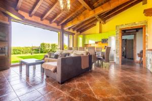 Posezení v ubytování Izetaerdi - Casa con encanto y vistas únicas by Egona