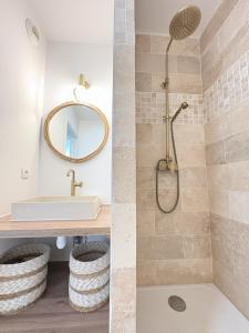 ein Badezimmer mit Dusche und Waschbecken in der Unterkunft Le Genêt Disney 15min Train 8min Paris Parking in Bussy-Saint-Georges