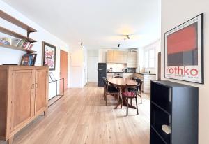 eine Küche und ein Esszimmer mit Tisch und Stühlen in der Unterkunft Le Genêt Disney 15min Train 8min Paris Parking in Bussy-Saint-Georges