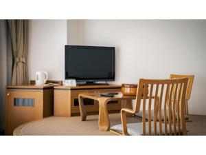ShōbaraにあるOuka no sato La-Foret Shobara - Vacation STAY 35119vのテレビと椅子とテーブルのあるリビングルーム