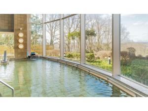 ShōbaraにあるOuka no sato La-Foret Shobara - Vacation STAY 35119vの窓のある建物内のプール