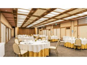 ShōbaraにあるOuka no sato La-Foret Shobara - Vacation STAY 35119vの白いテーブルと椅子が置かれた宴会場