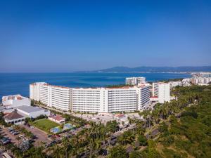 eine Luftaufnahme eines Resorts mit dem Meer in der Unterkunft Fiesta Americana Riviera Nayarit Resort All Inclusive & Spa in Nuevo Vallarta