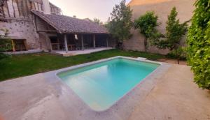 una piscina nel cortile di una casa di Casa de las Eras a Valdesimonte
