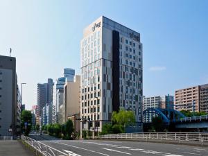 横浜市にあるFar East Village Hotel Yokohama - Vacation STAY 27932vの街の真ん中にある高層ビル +10枚の写真