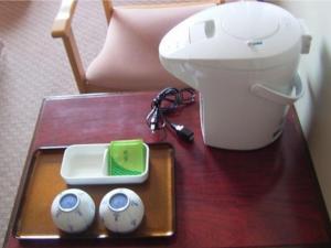 函館市にあるHotel New Ohte - Vacation STAY 32393vの電話と2つのボールが置かれたテーブル